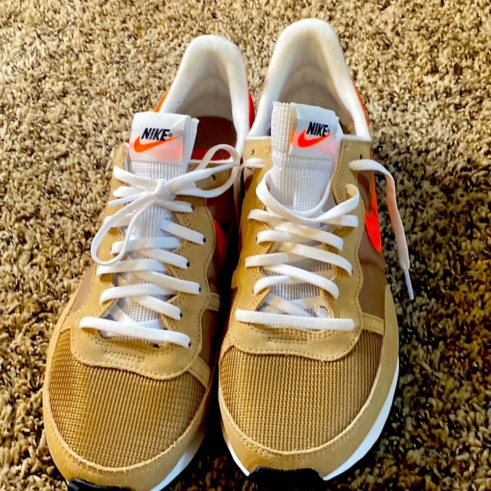 Nike men size 11 nwot brown/orange